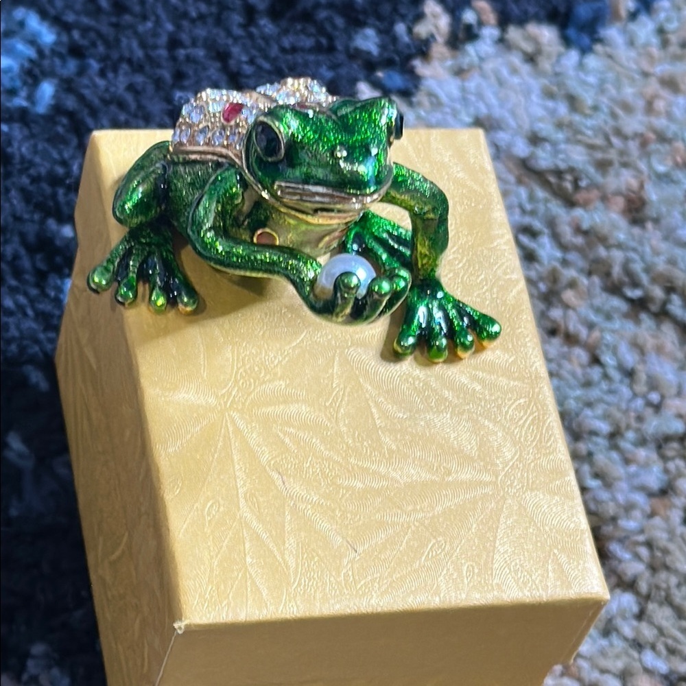 Frog Kissing the Pearl Trinket Ring Box Hinged Hand Painted Figurine Jewel NWOT